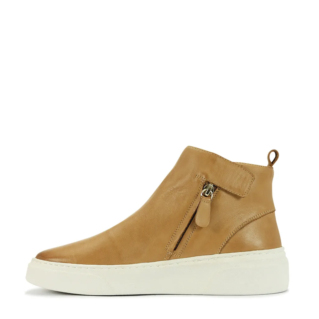 MINIMALIST LEATHER HIGHTOP SNEAKER