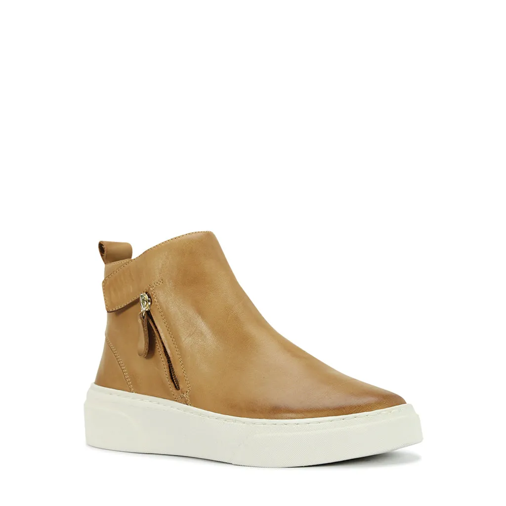 MINIMALIST LEATHER HIGHTOP SNEAKER