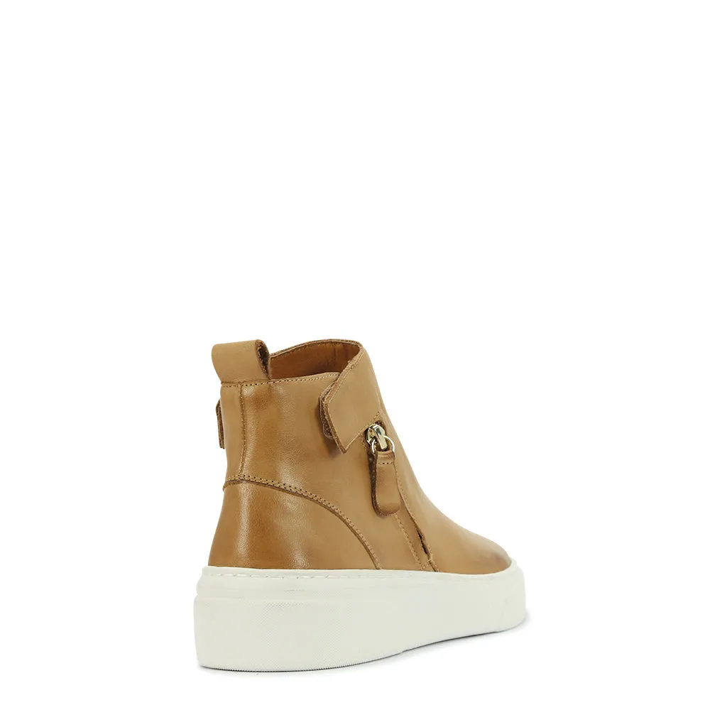MINIMALIST LEATHER HIGHTOP SNEAKER